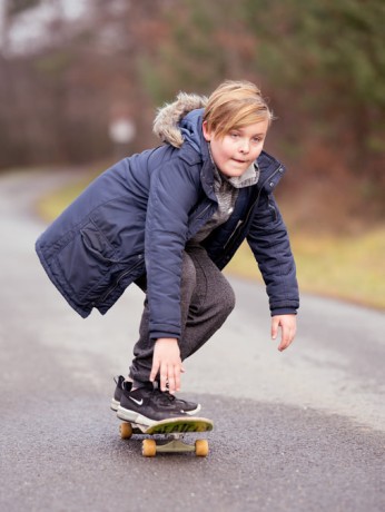 Jony na skateboardu